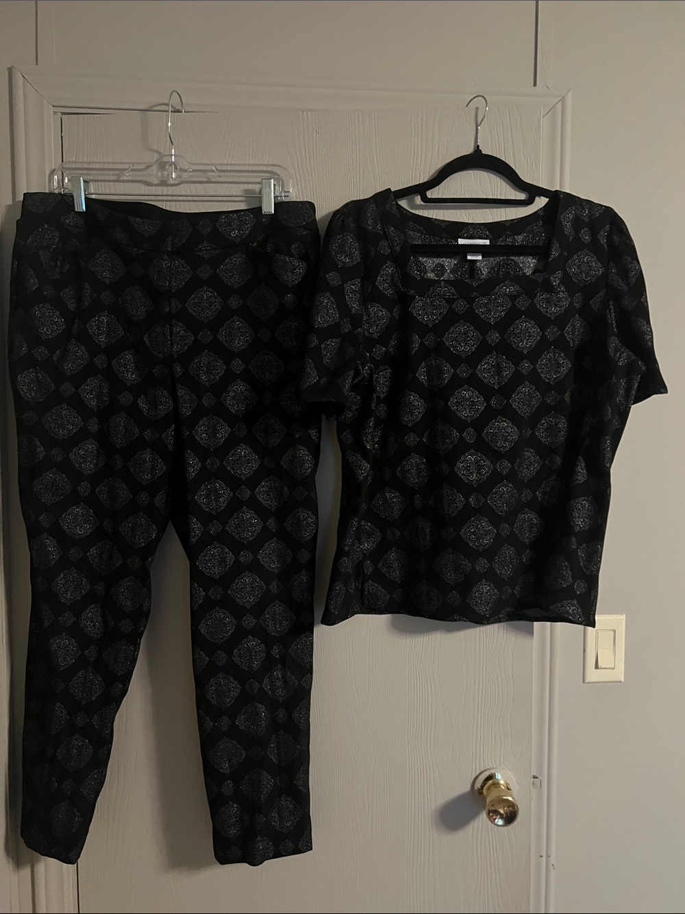 Liz Claiborne Black Top & Pants Set with Silver Medallion Print Size Large